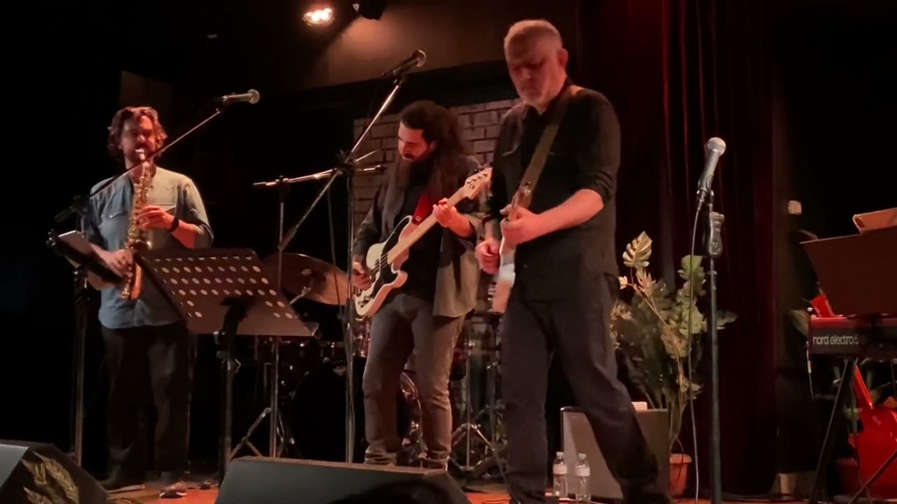 Βύρων Τσουράπης - Δεν μένω πια εδώ (ft. Νίκος Πορτοκάλογλου και Γιάννης Δίσκος) - Byron Tsourapis