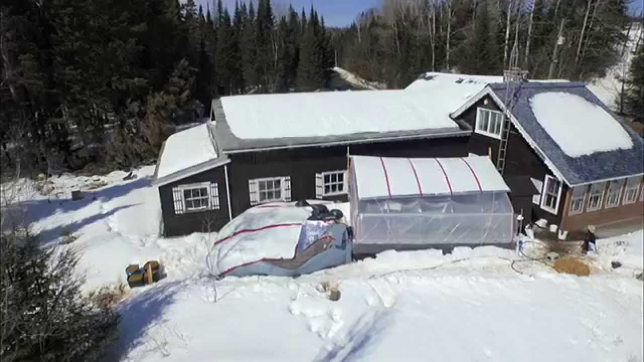 Serre solaire passive d'hiver en aquaponie