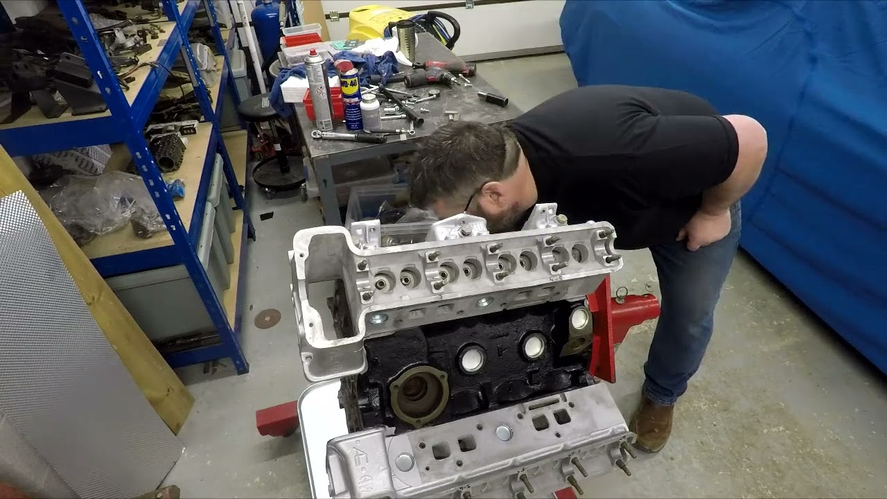 Двигатель Triumph Stag 2 - Установка головок блока цилиндров и шлифовка впускного коллектора.