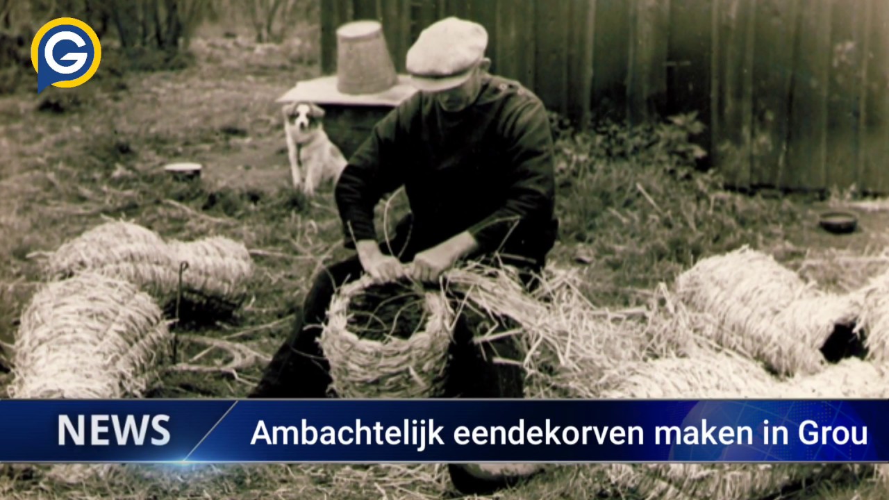 Bouwe de Groot uit Grou vlecht eendekorven op ambachtelijke