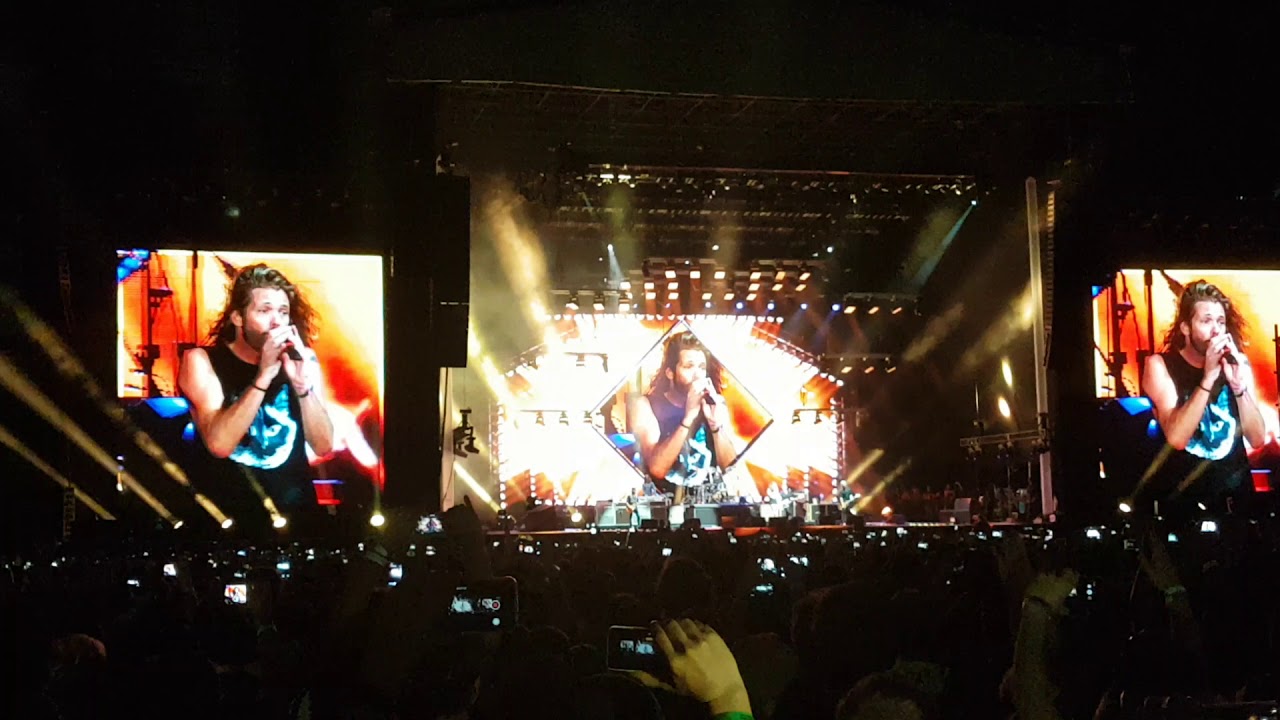 Queen - Under Pressure (Foo Fighters Cover with Dave Grohl on the drums!)