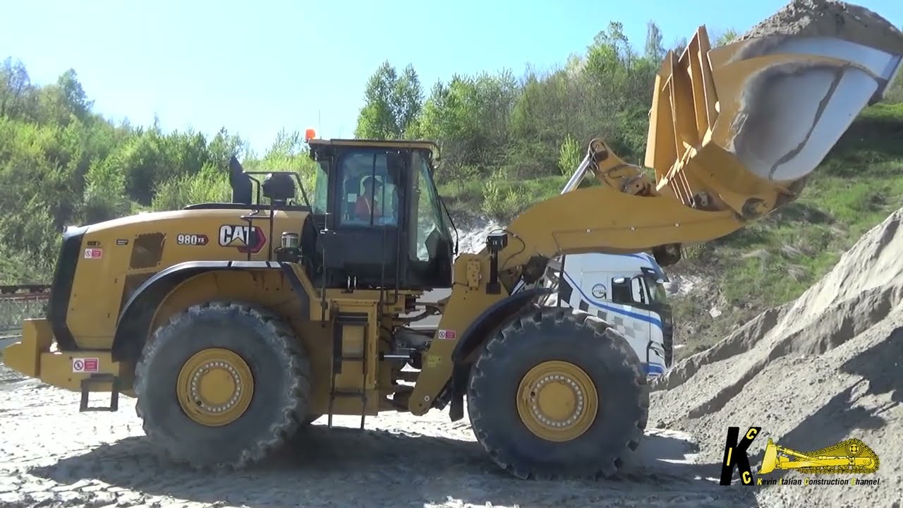 CATERPILLAR 980XE WHEEL LOADER Loading TRUCKS 