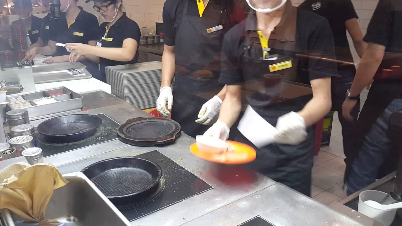 Pepper Lunch - Watching Sizzling Plates Being Prepared