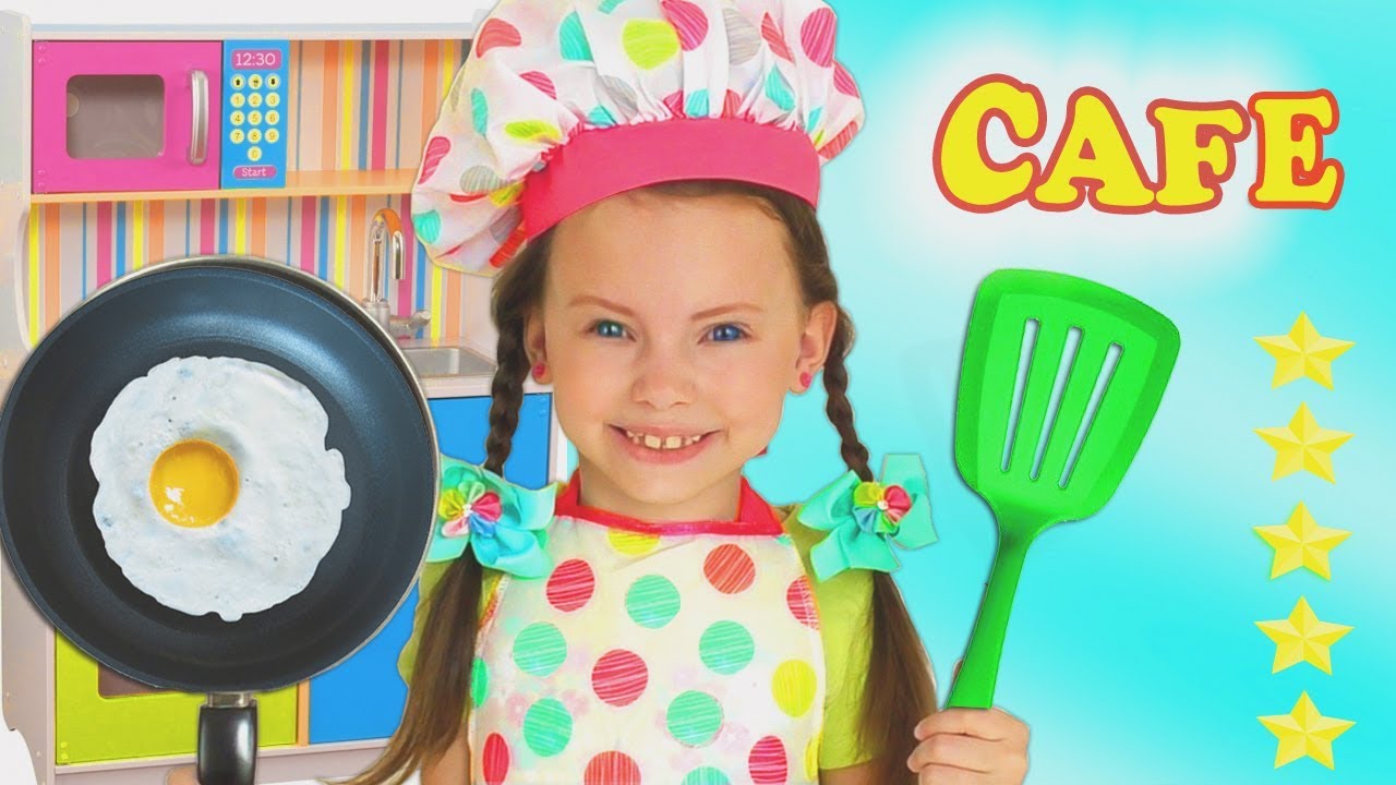 Alice juega con una juguete de cocina