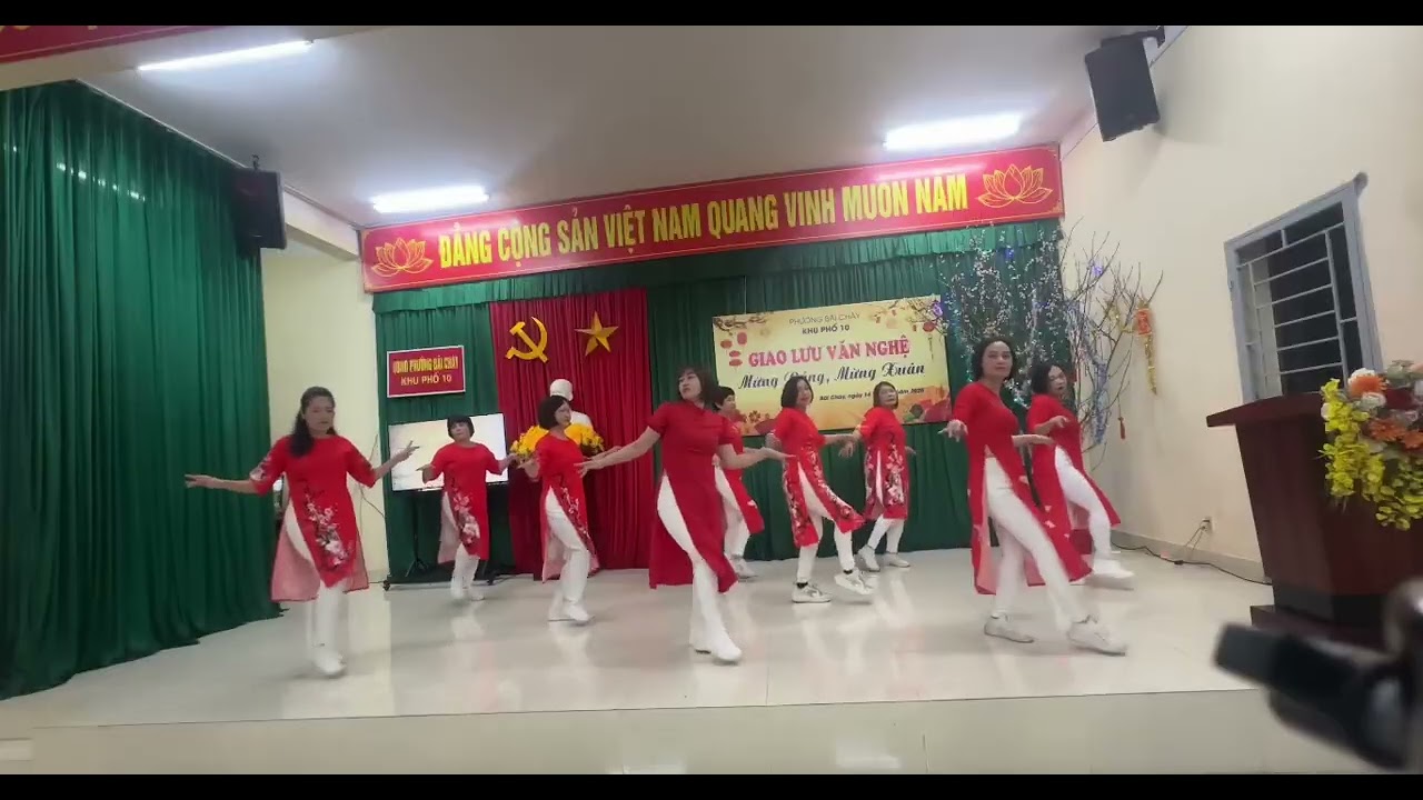 Vũ điệu Zumba với bản nhạc Phố Xuân do Câu lạc bộ Đam Mê biểu diễn