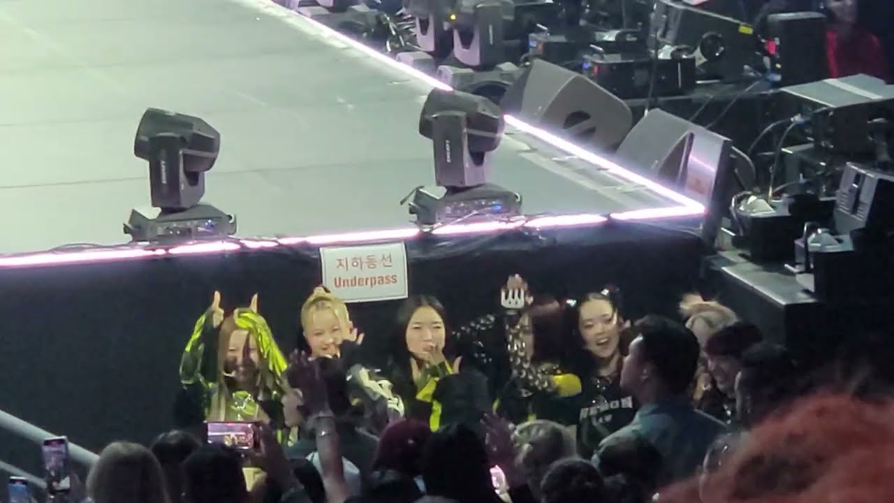 [FANCAM] 230819 LA DAY 2 ~ XG waiting to perform for a special stage