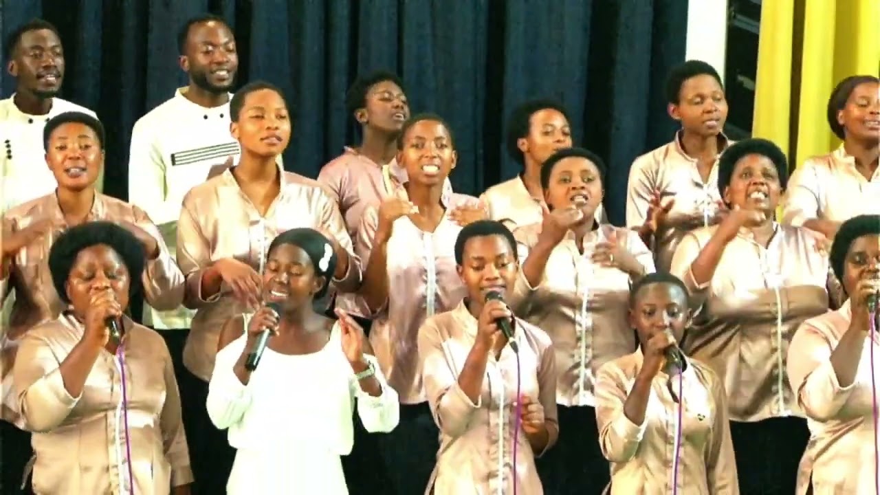 MUKAZAYIRE AVUZE GUKOMERA KW'IMANA MUBUHANGA BWINSHI NA CHOIR GOSHENI YA MUSANZE