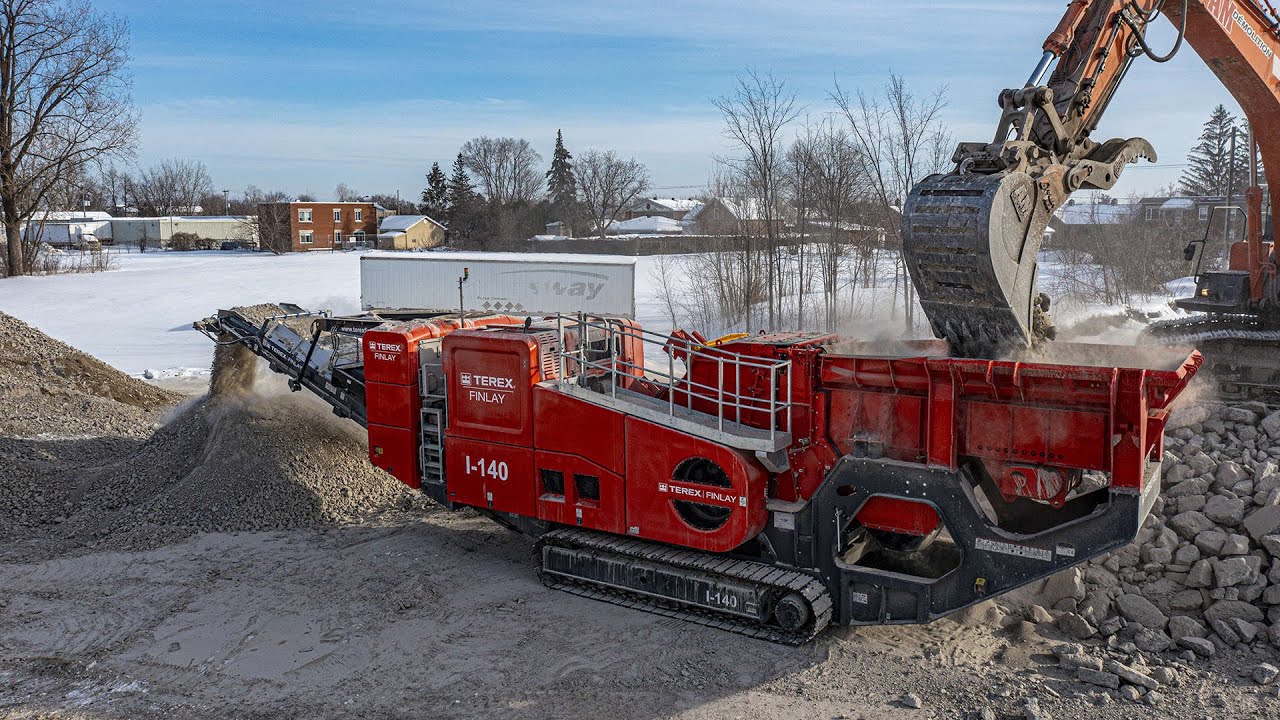Concasseur à impact Terex Finlay I-140 de A.M. Démolition dans le recyclage de déchets de démolition