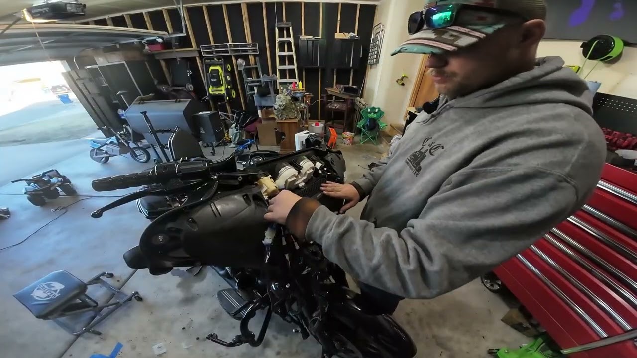 Street Glide Special radio removal and installation