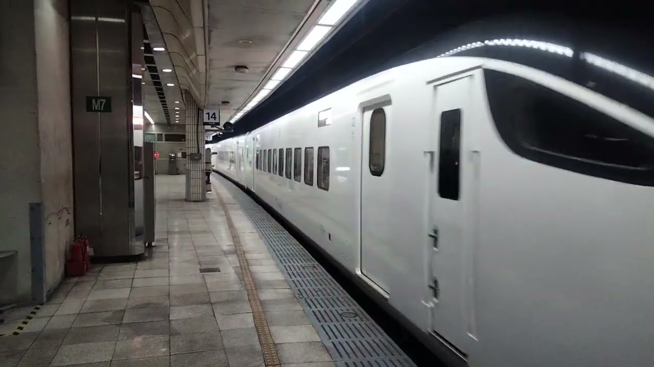 台鐵過年加班車系列太魯閣號鐵道迷拍攝232次EMU3000型黑綠城際新自強號經北迴線往壽豐115/2/19按長電笛台鐵台北站出站