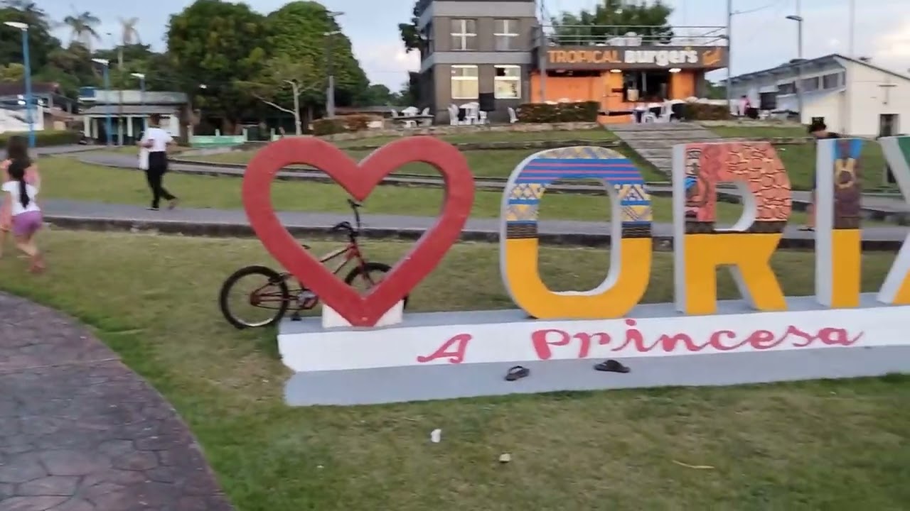 Oriximiná: Seus lugares e atrativos. Pirarucu e tambaquis interagindo com as pessoas em plena praça
