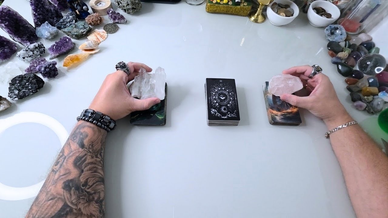 Ele(a) FICA OU SAI DA MINHA VIDA TAROT? Vamos Voltar a Ficar Juntos?
