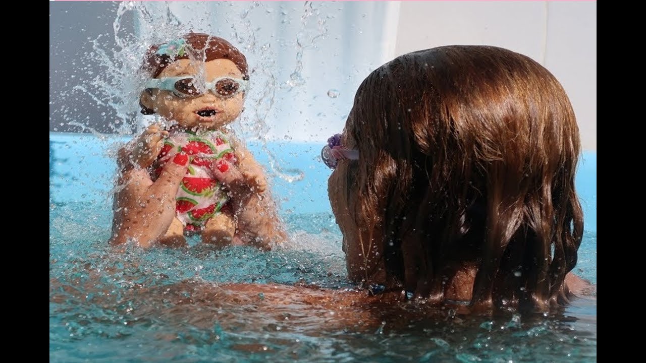 APRENDENDO A NADAR COM A MAMÃE BABY ALIVE AMANDINHA