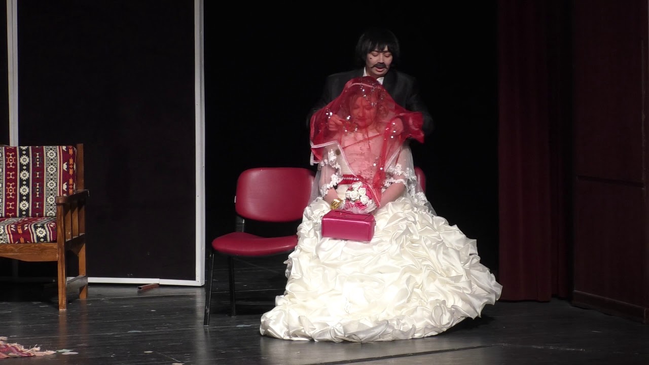 SANDIKLI GÖNÜLLÜ HANIMLAR DERNEĞİ YAŞAYAN ŞEHİT KÜTÜPHANELERİ İÇİN SAHNEDE İDİ.