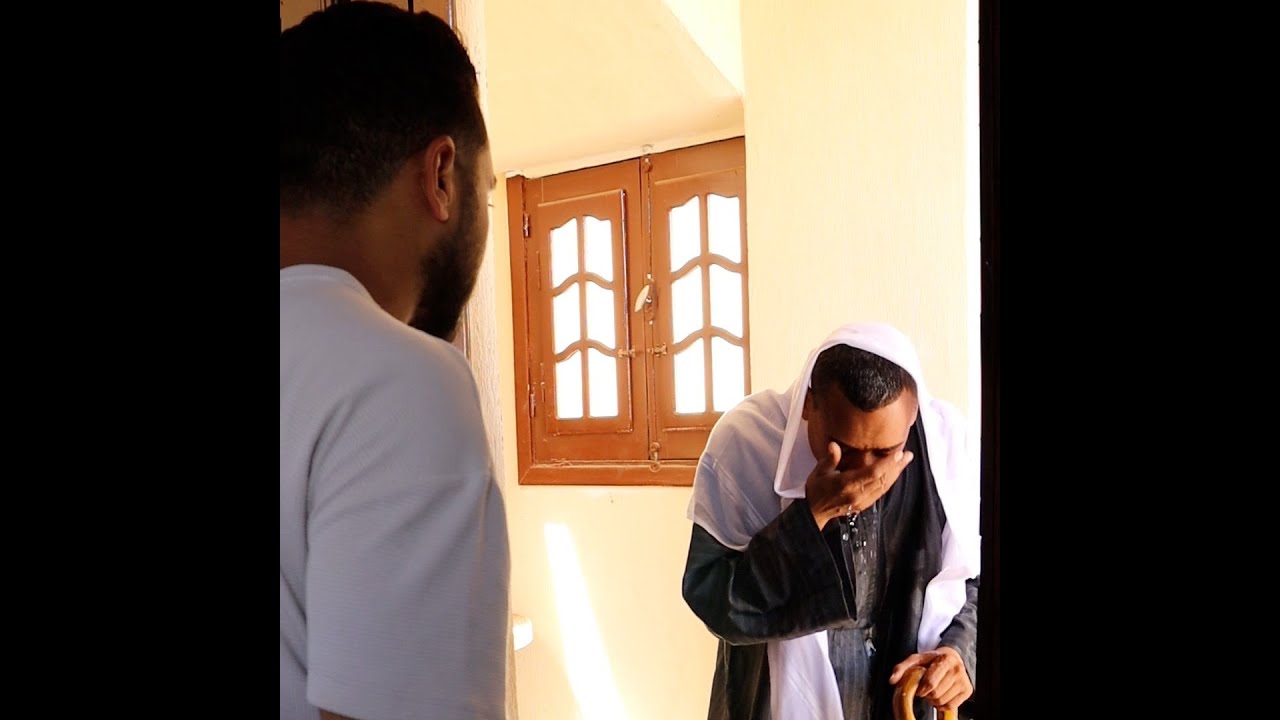 رجل كبير طلب يشرب من بنت جميلا شوف زوجها عمل اي فيه