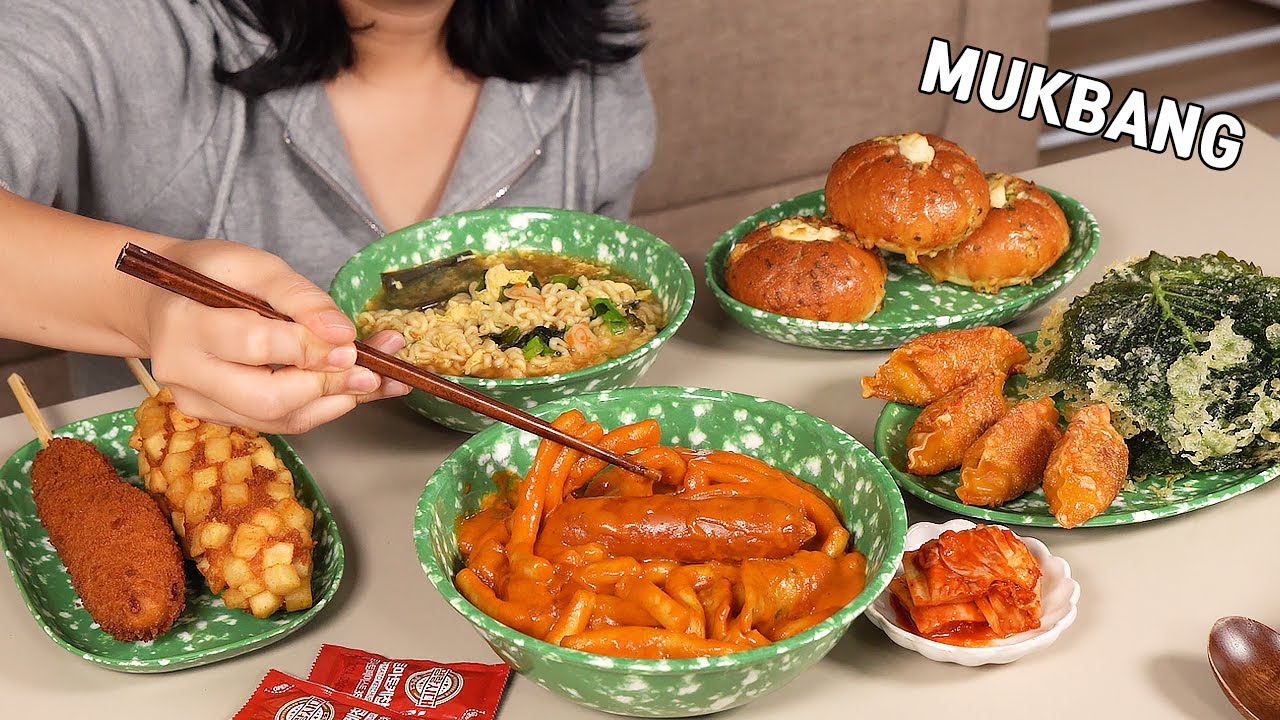 mukbang  :) Рамен, токпокки, хот-дог, чесночный хлеб, пельмени, картофель фри из листьев периллы.