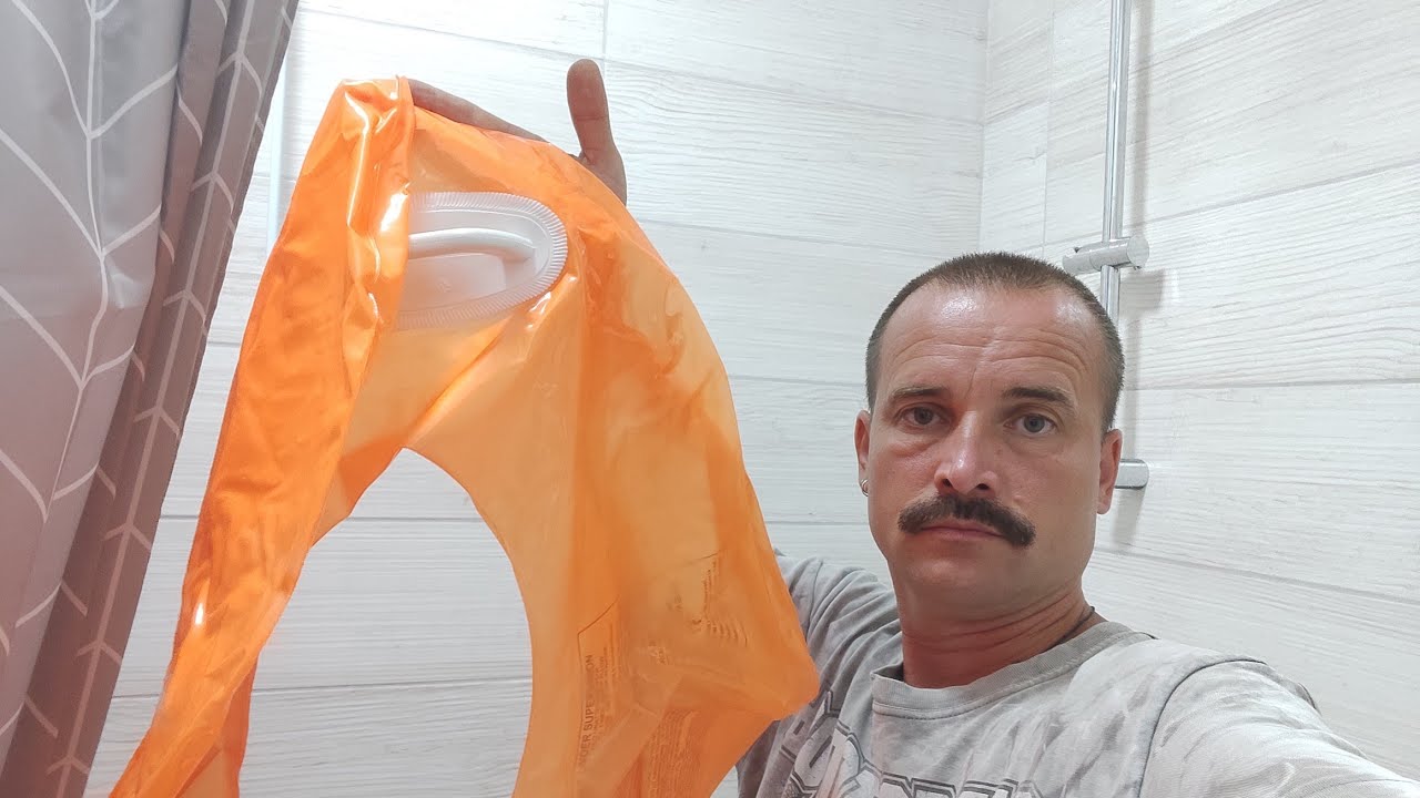 Как быстро заклеить плавательный круг.