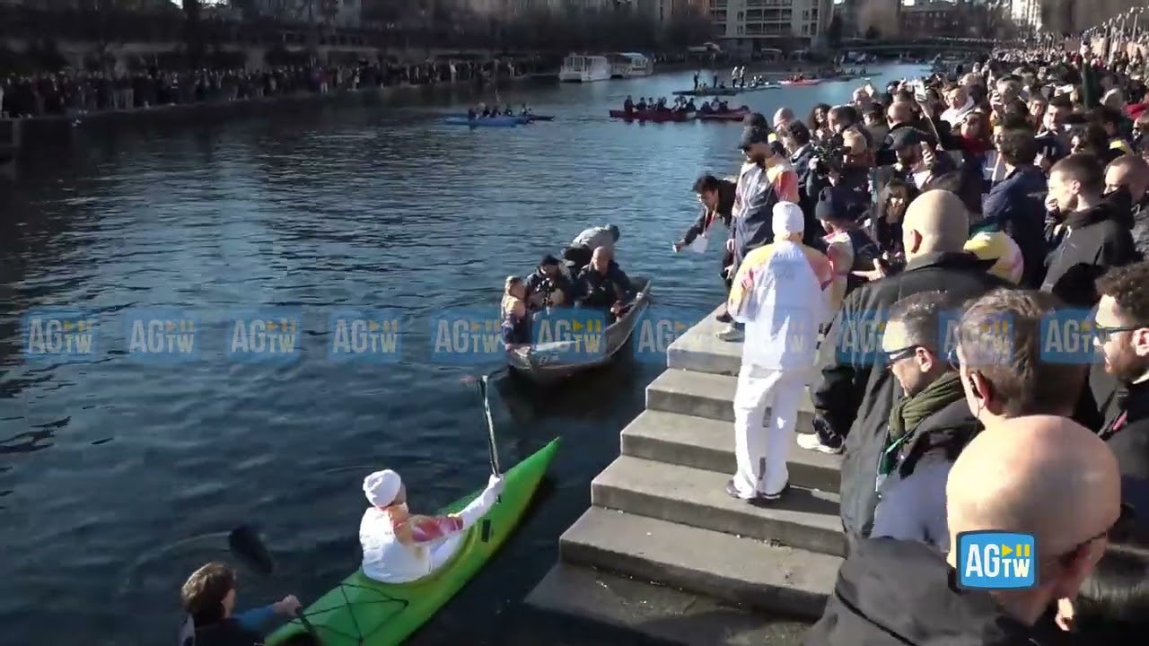 Milano Cortina: la fiamma olimpica sui Navigli tra migliaia di persone