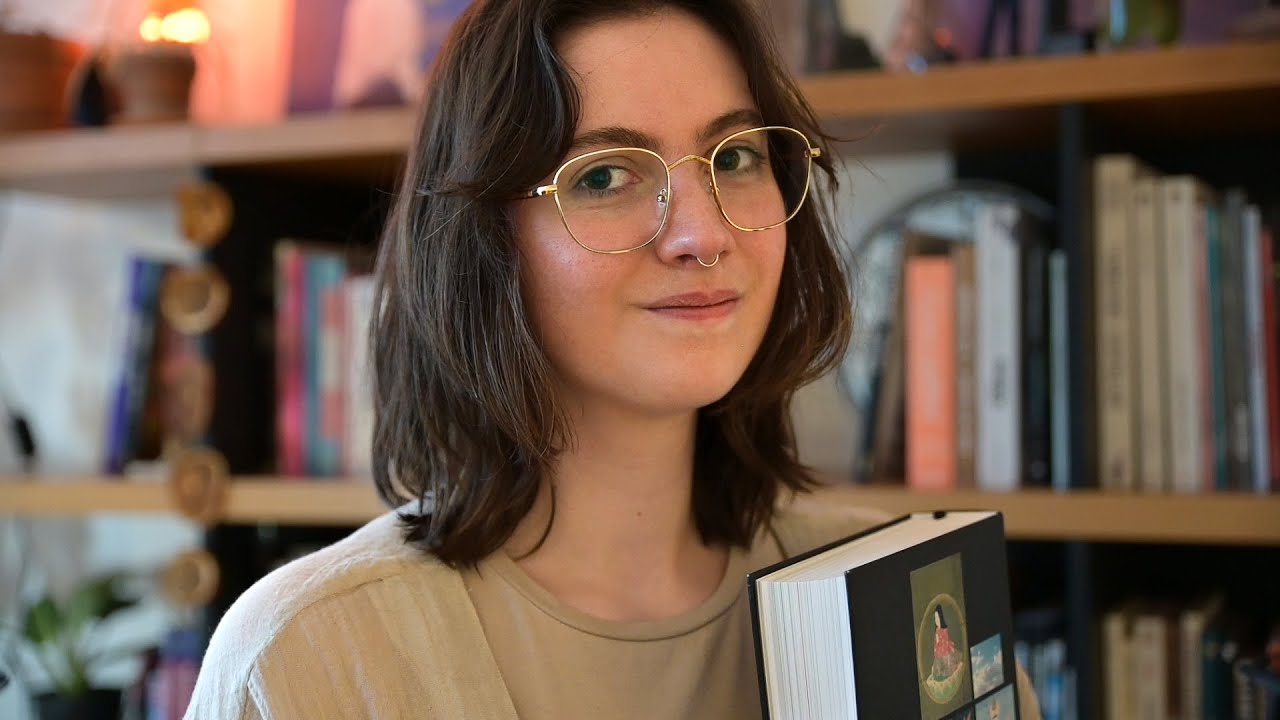 ASMR - A look into my bookcase 📚
