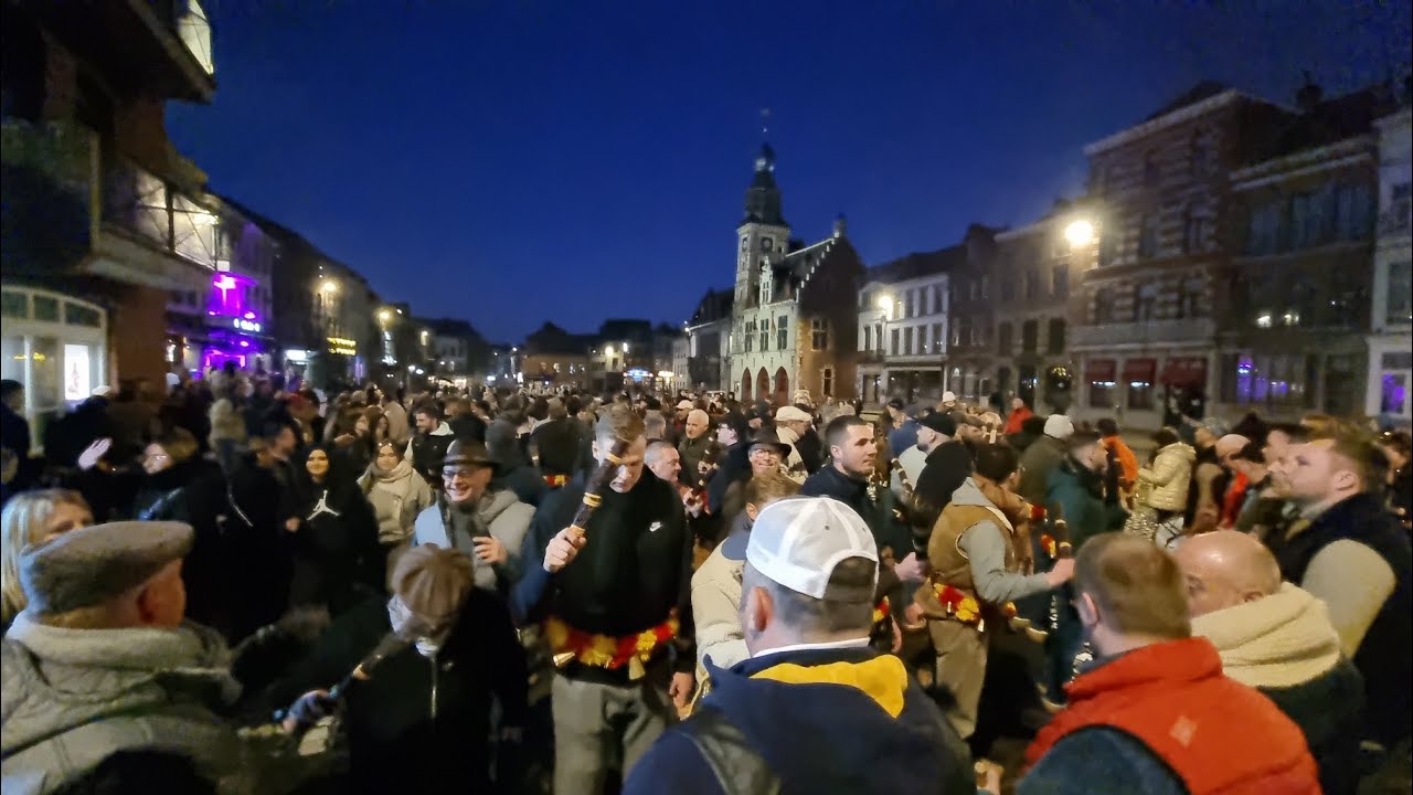 #2025  Les gilles de Binche soumonce en batterie
