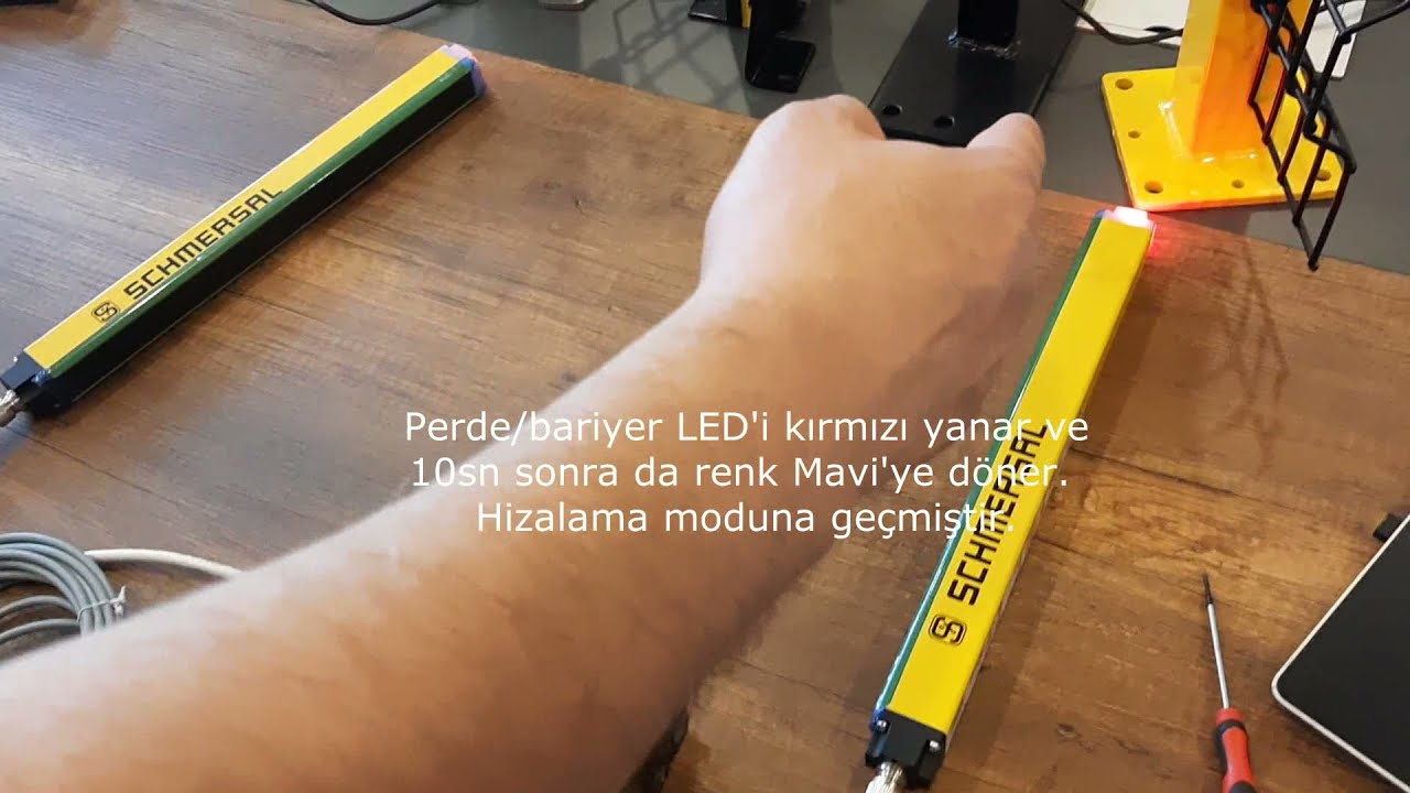 Schmersal Işık Perdesinin Mavi Işık Yardımı ile Hizalanması