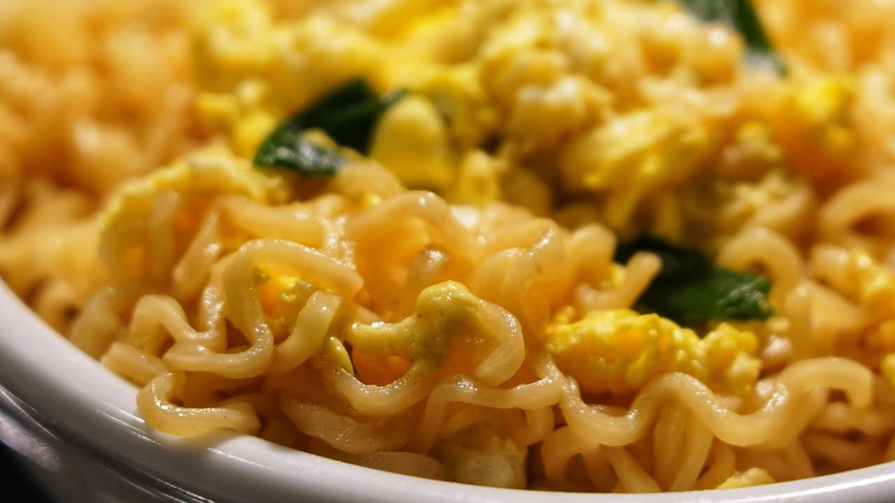 How to Make Ramen Noodles With Scrambled Eggs and Green Onions