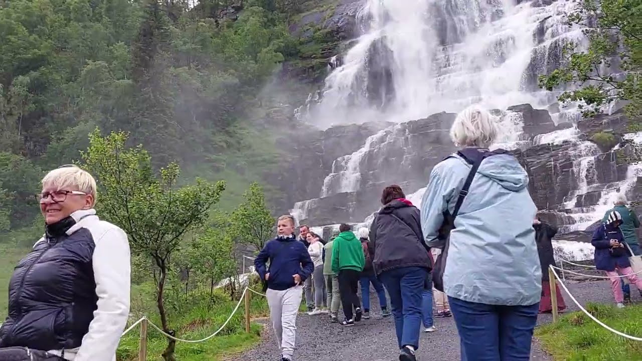 NORWEGIA Wodospad Tvindefossen