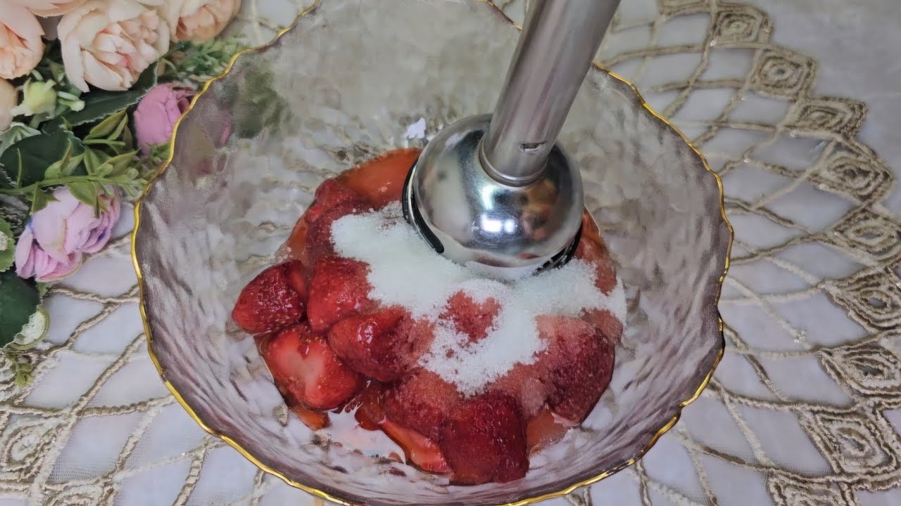 Беру стакан любых ягод, РАЗ ДВА и Вкусняшка к чаю готова. Конфетки просто объедение.