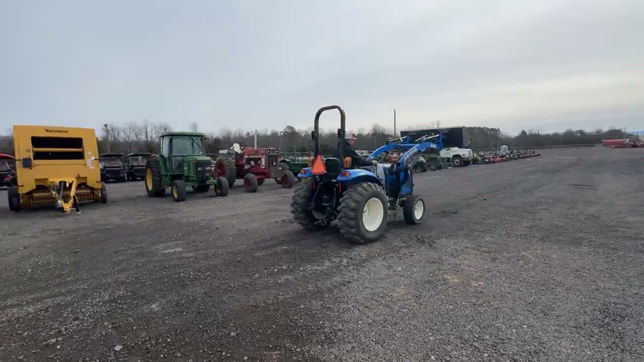 2015 NEW HOLLAND BOOMER 37 TRACTOR
