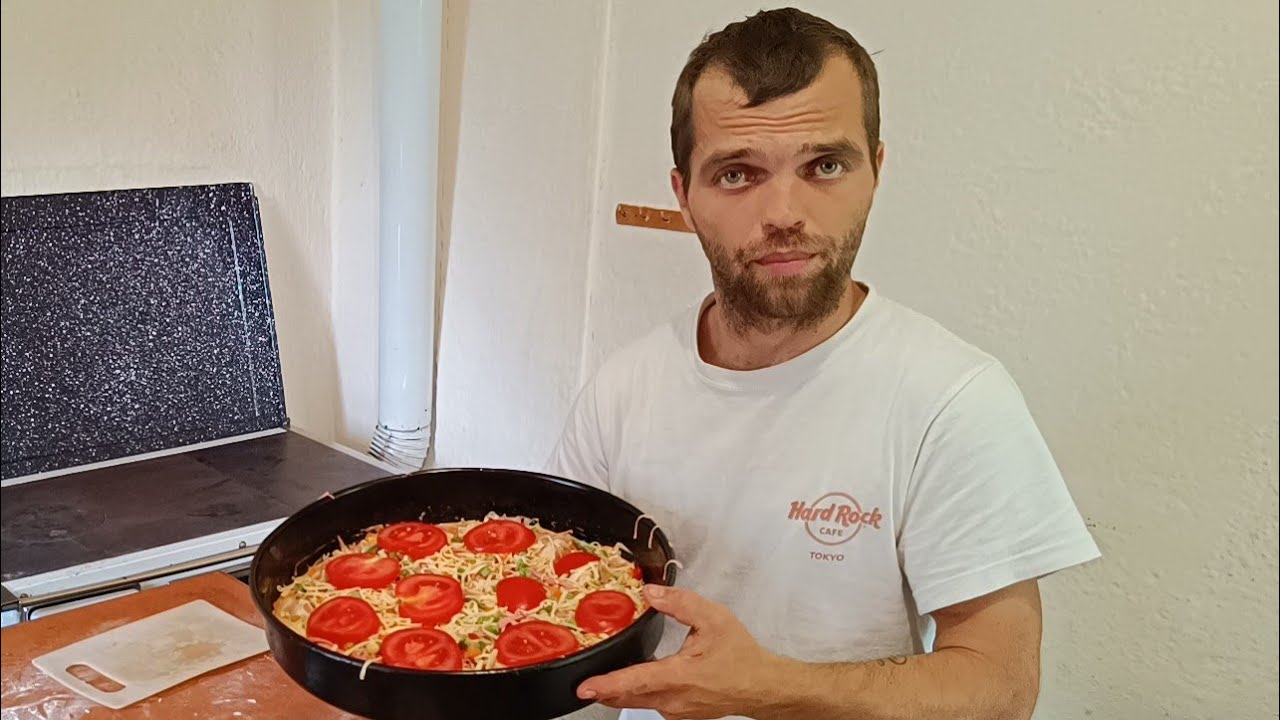 Elmedin pravi "Pizzu"u kuhinji je pravi majstor.