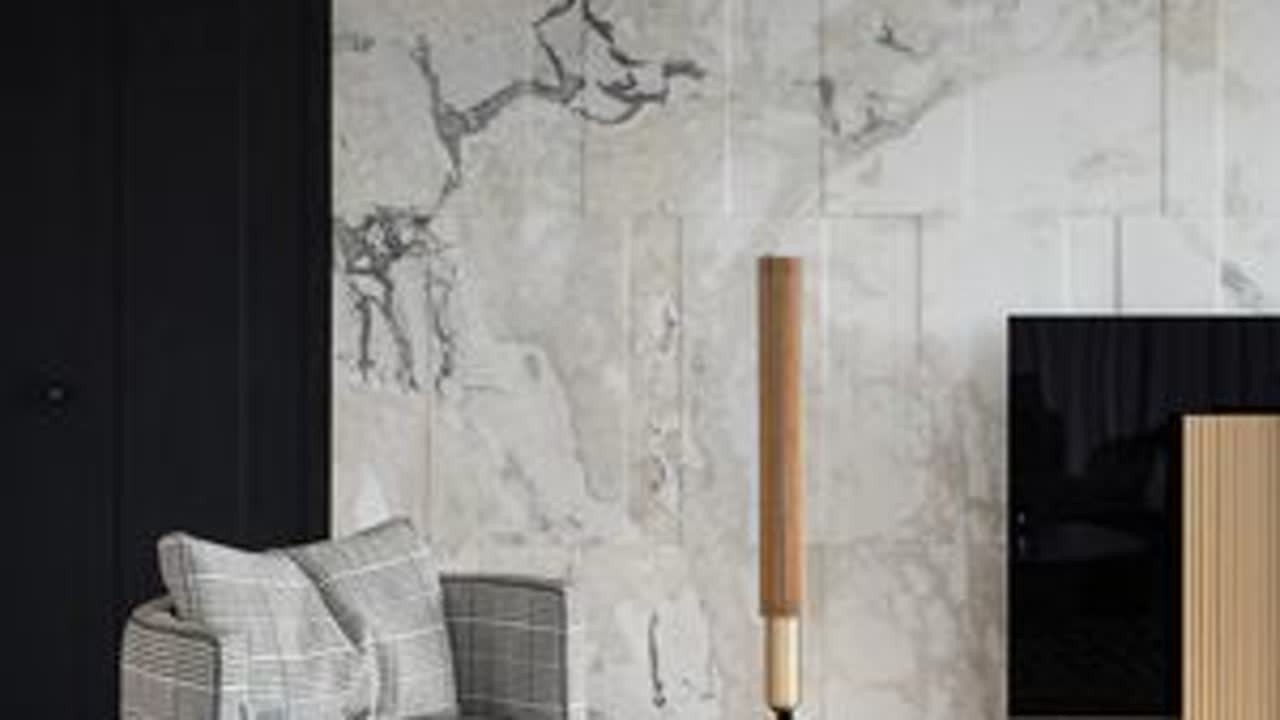 项目落地|深圳湾1号超大平层 此次深圳湾1号呈现的设计，其核心价值不在于追求视觉的冲击，而在于创造一种内敛、从容、高品质的生活质感。设计的终极目标，是将独特的城市生活场域，转化为滋养日常的宁静与...