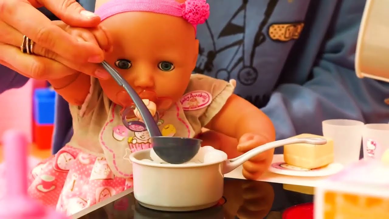 Oyuncak bebek i&ccedil;in yeni mutfak eşyaları. &Ccedil;ocuklar i&ccedil;in sakin oyun.