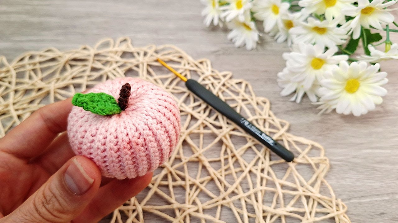 🍎 Урок по вязанию яблока Амигуруми для начинающих (легко и мило!) 🍏 Вязаный крючком фрукт