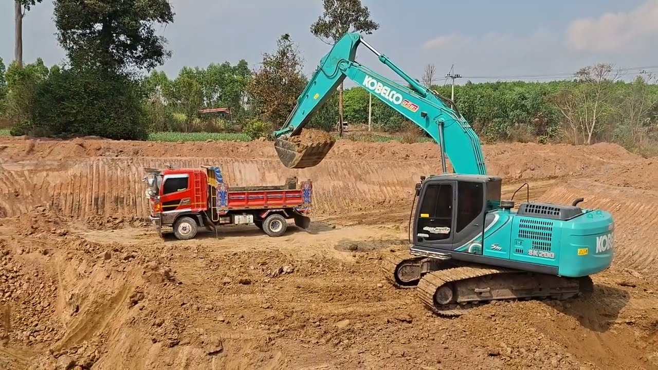 ขุดบ่อฝีมือจัดงานปากบ่อ kobelco sk200-sm ชมไปบ่นไป excavator and truck