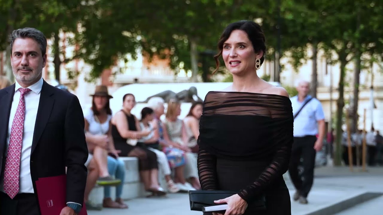 Ayuso deslumbra en la entrega de los Premios Escaparate en Sevilla | ESTRELLA DIGITAL
