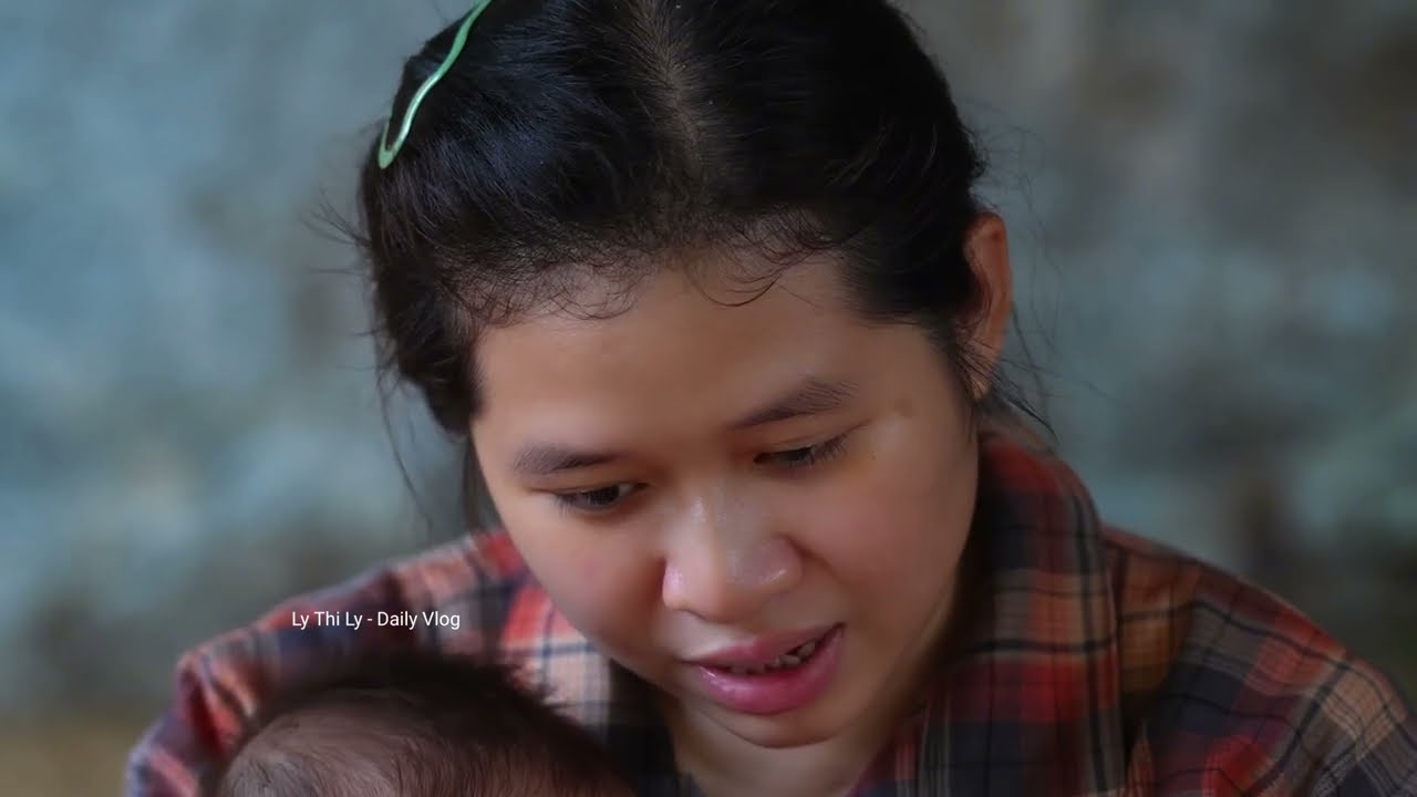 Her Baby Recovers and Leaves the Hospital – The Single Mom Buys His Favorite Toy and Goes Home