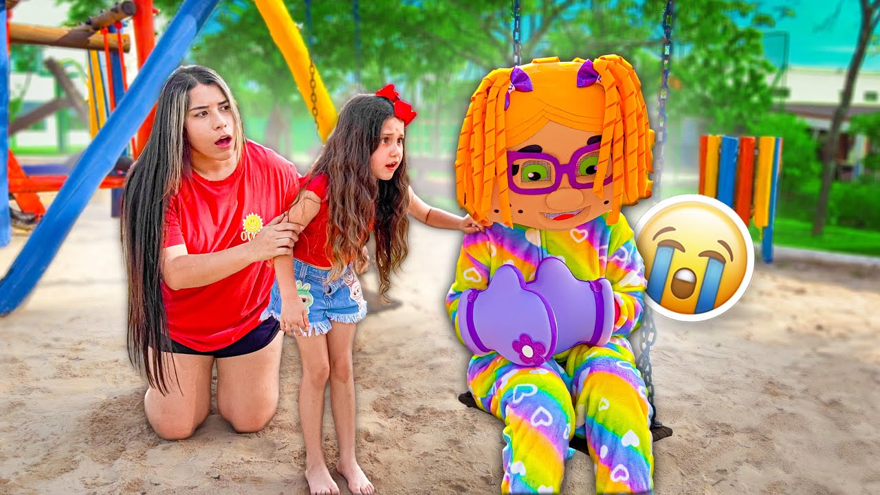 ENCONTRAMOS UMA MENINA TRISTE NO PARQUINHO DO CONDOMÍNIO!