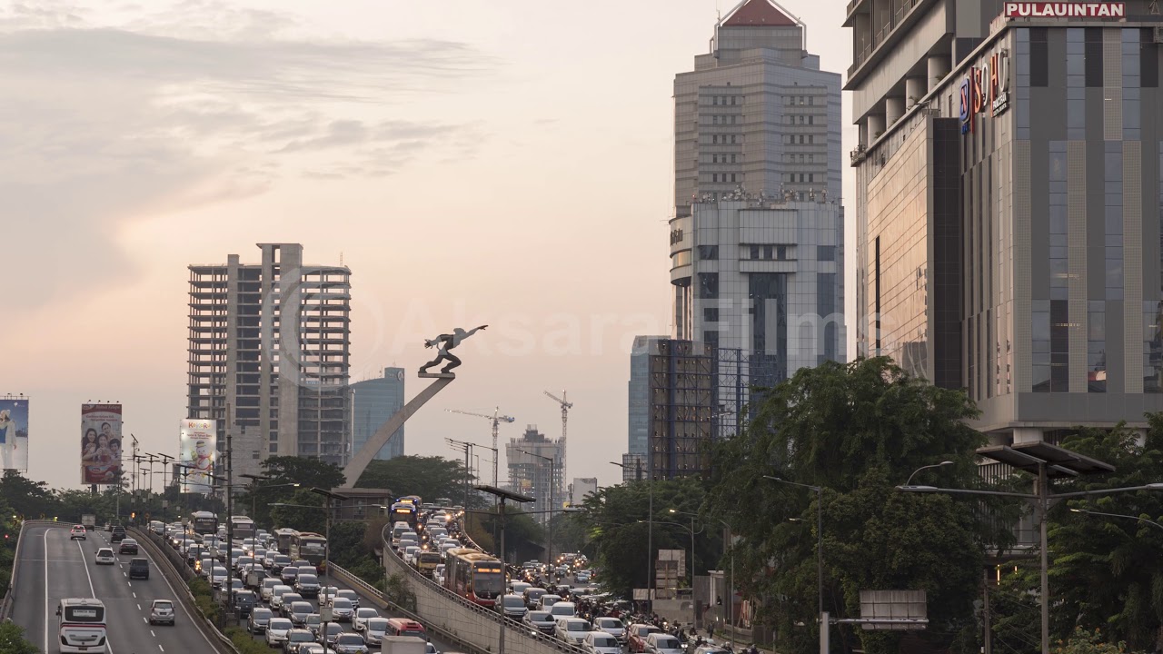 Day to Night Timelapse of Pancoran City Statue in Jakarta (1713)
