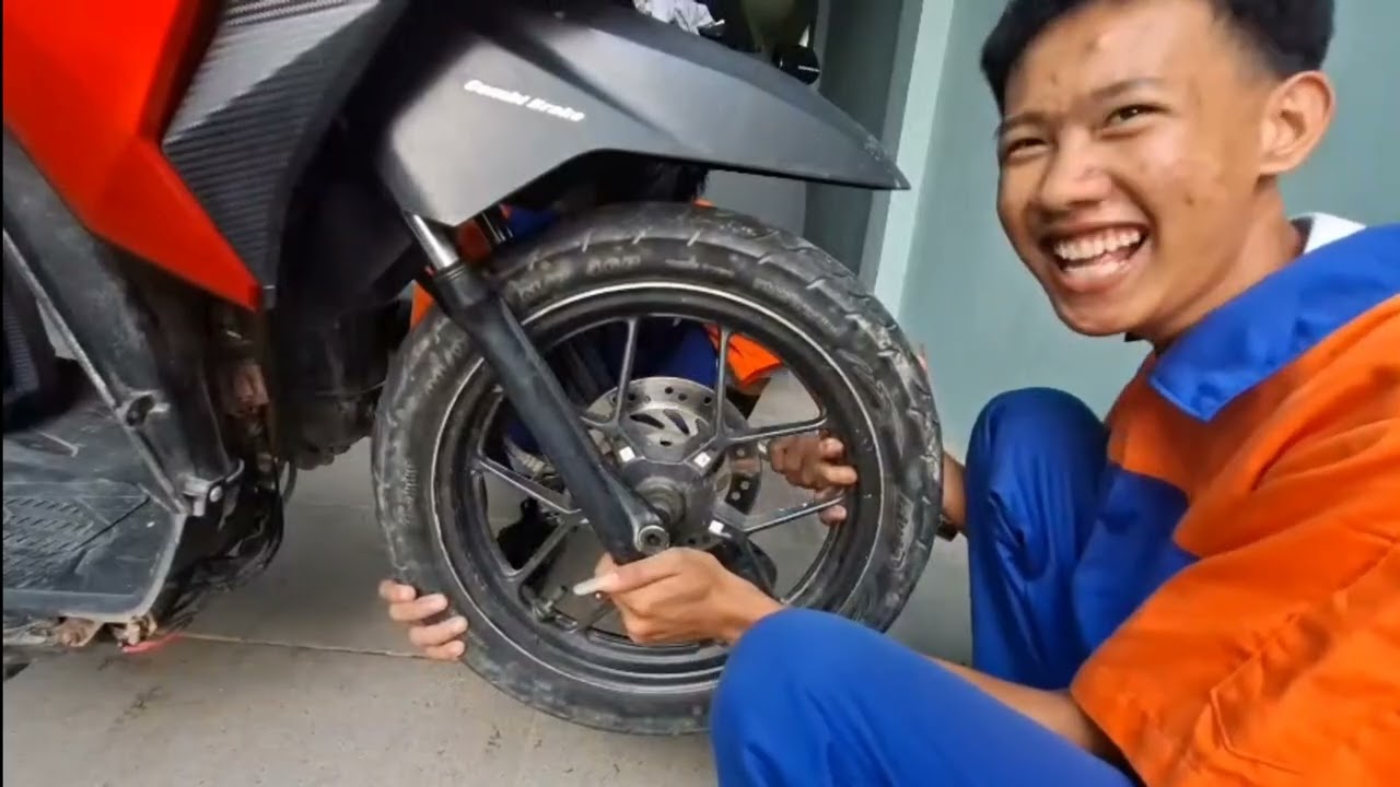 MELEPAS DAN MEMASANG BAN DEPAN MOTOR DENGAN BENAR