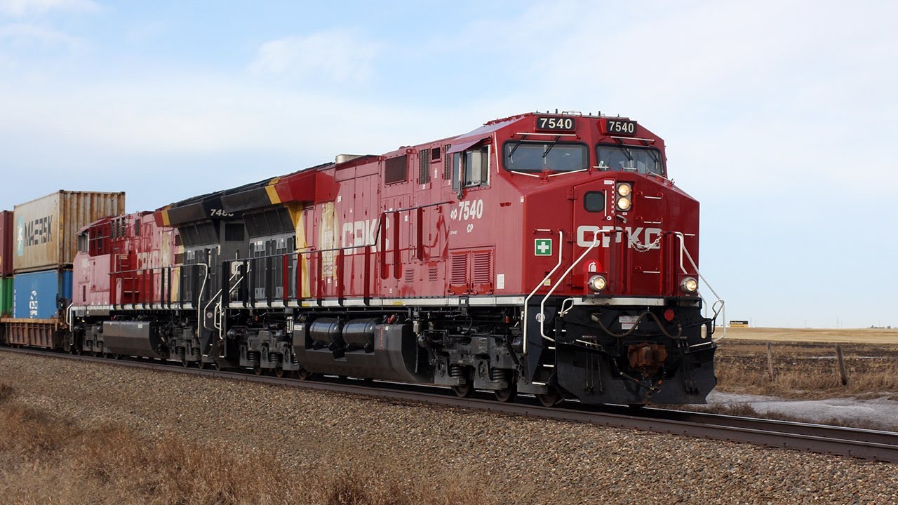 Very Fast!! Is that a P5 Horn on the first Train?? Brooks Sub Mile 157.38 Indus, AB February 7, 2026