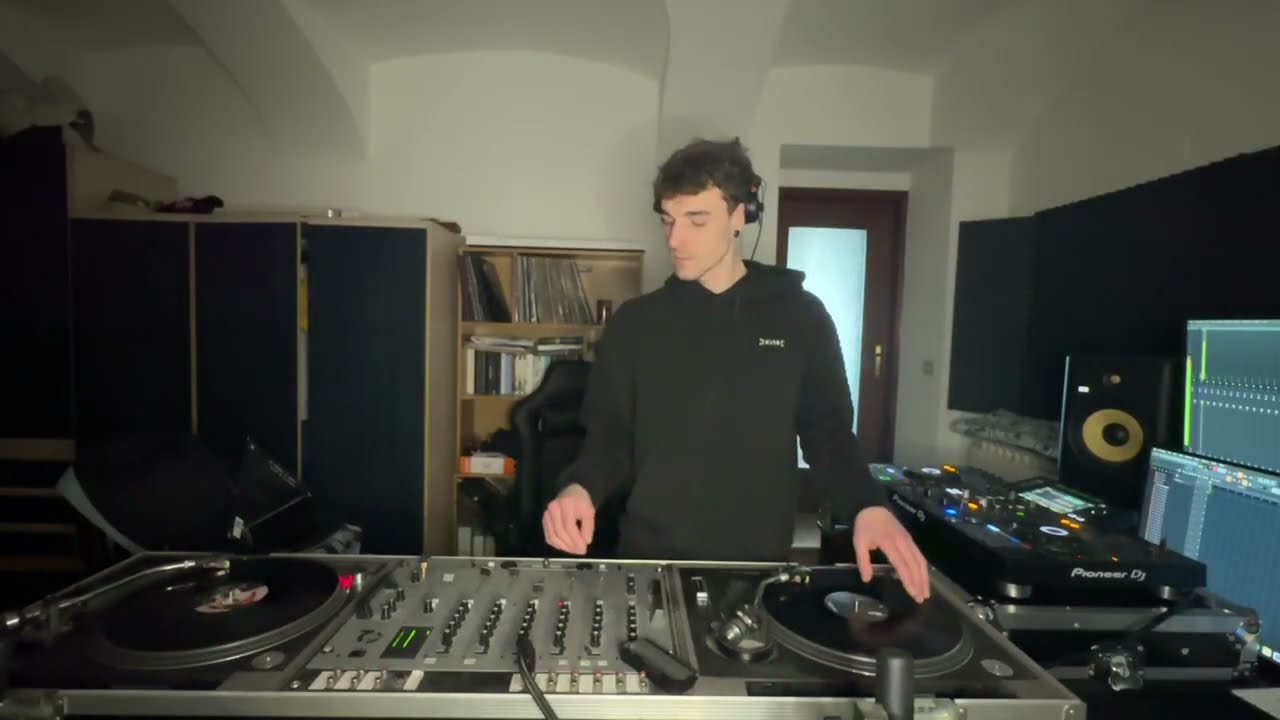 Peak Time Driving Techno on Vinyl | 40 Min Raw DJ Set | Ep. 01