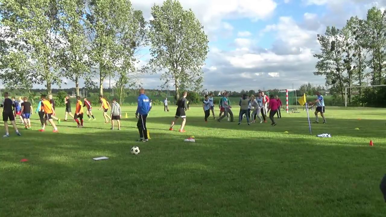 Trening trampkarzy KS Unia Susz z rodzicami z okazji Dnia Dziecka