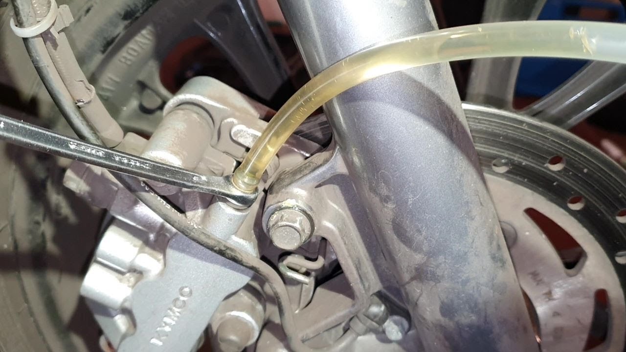 Come spurgare e cambiare il liquido freni del tuo scooter.