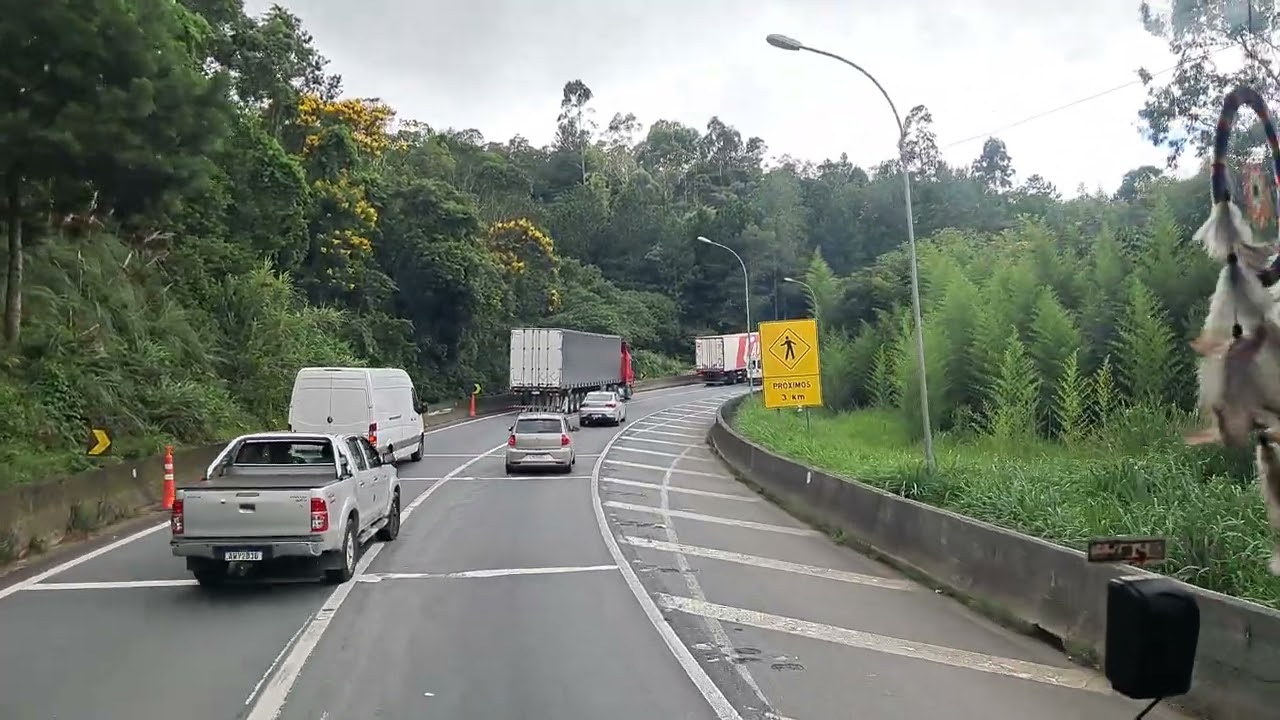 Carreta tombou na Regis 116, região da represa de Capivari