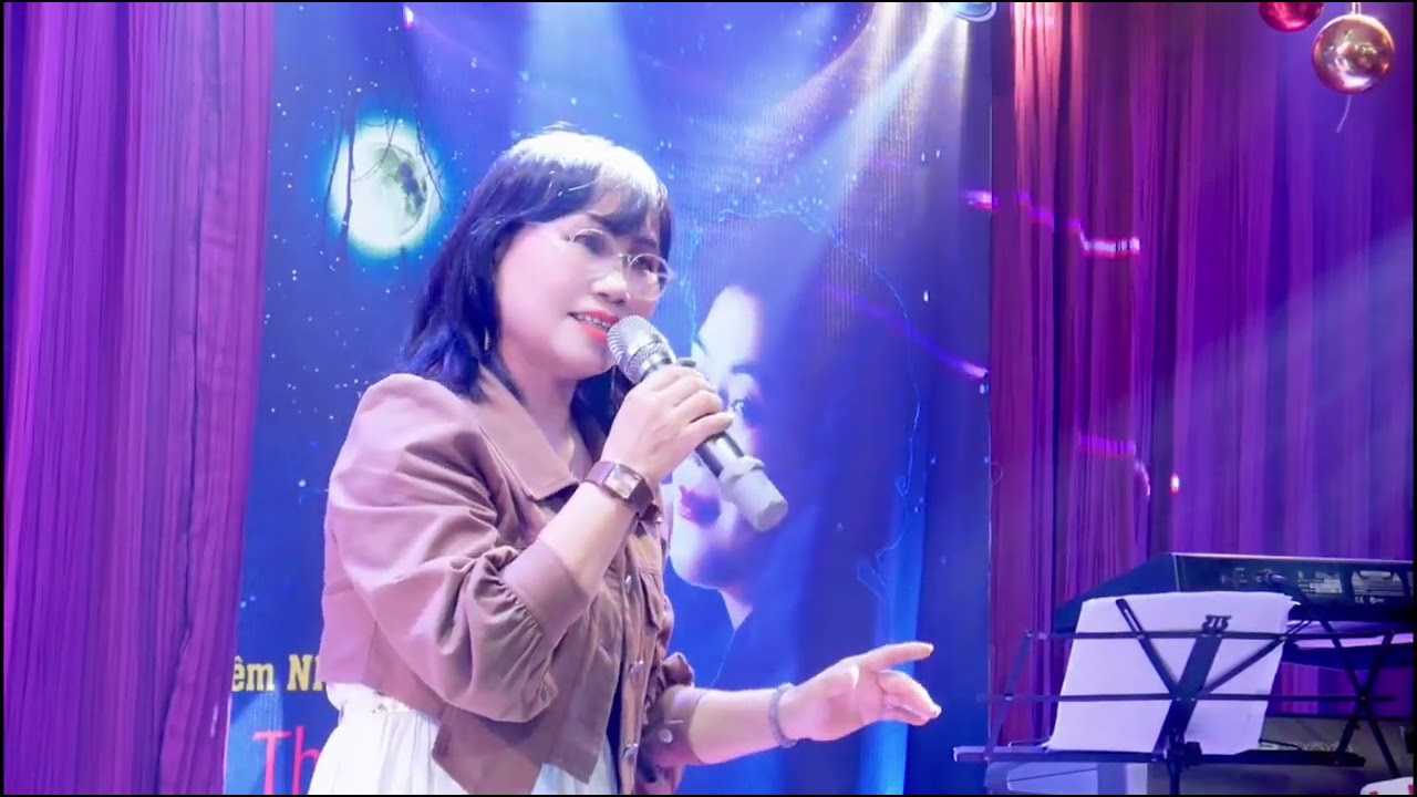 Nhớ mùa thu Hà Nội. Trong chương trình đêm nhạc Tiếng thời gian của Thái Thanh. 