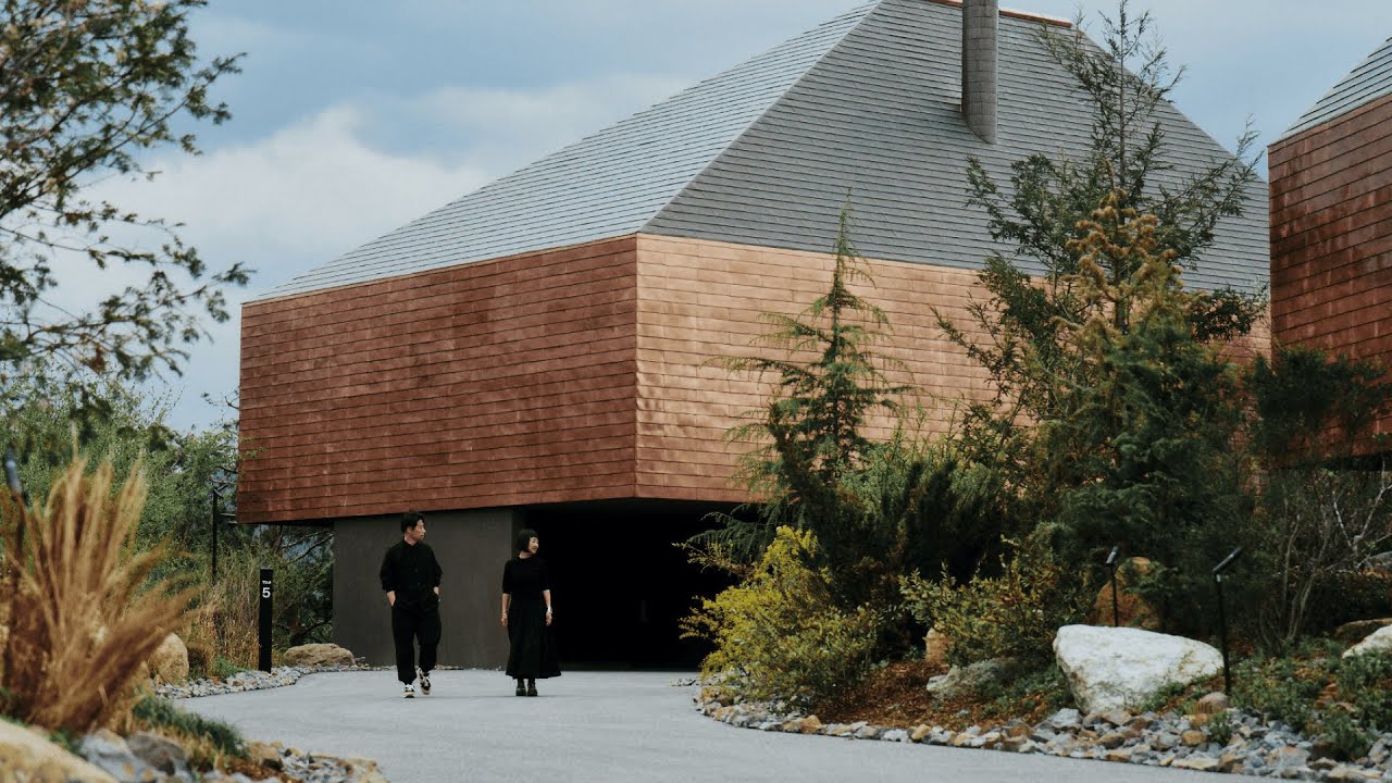 伝統とモダンが調和する銅板建築｜NOT A HOTEL MINAKAMI TOJI | Guided by Design