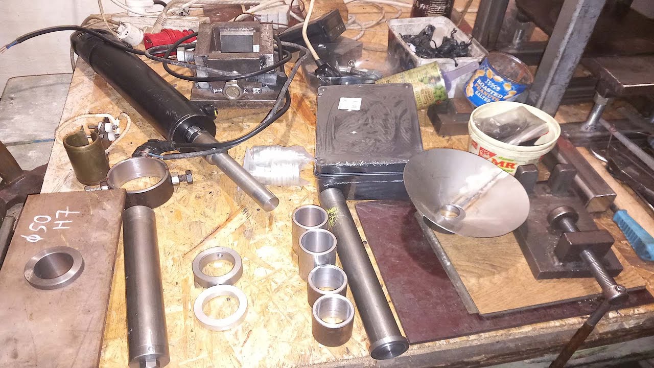 Wtryskarka do tworzyw w częściach i druga cała kt&oacute;ra pracuje wszystkie części użyte do wytworzenia