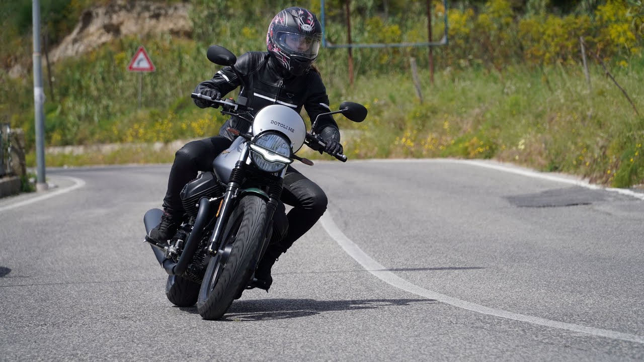 Lucia Damiata prova la Moto Guzzi V7 Stone anniversario