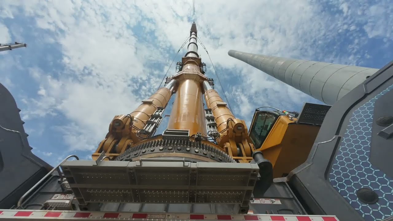 👷‍♂️ Ever wondered how a 160-meter-tall wind turbine is lifted into place?