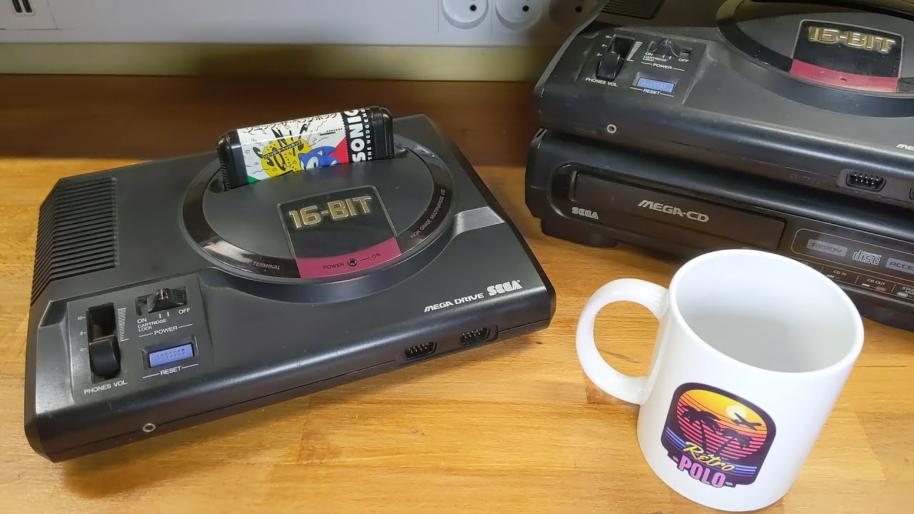 SEGA Mega Drive JAP : Intérieur, inscriptions, verrouillage, composants, slot Mega CD peint (?).